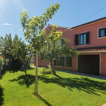 Vakantiehuis Family Friendly House With A Swimming Pool - 27190
